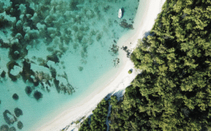 Mauritius May weather: clear skies over a turquoise lagoon as the dry season begins
